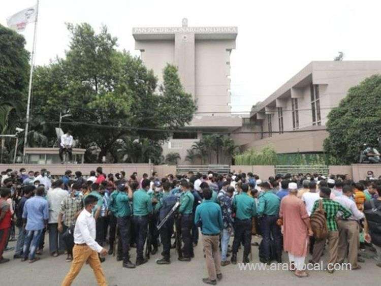 bangladeshi-workers-fight-for-air-ickets-to-saudi-arabia-saudi