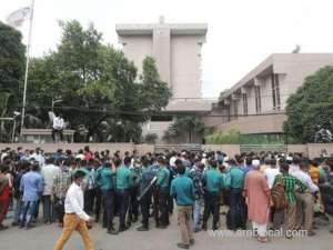 bangladeshi-workers-fight-for-air-ickets-to-saudi-arabia_UAE