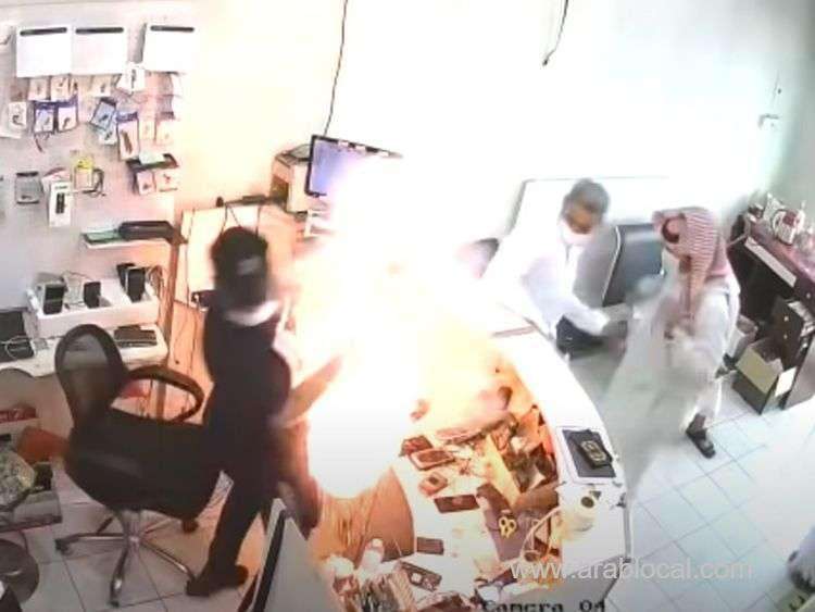 mobile-phone-exploded-in-the-face-of-a-repair-technician-in-a-tabuk-store-saudi