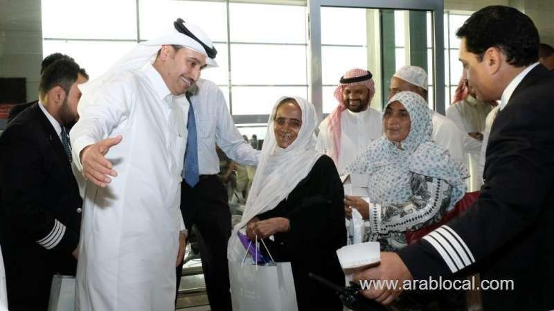 saudi-officials-see-off-stranded-passengers-saudi