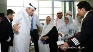 saudi-officials-see-off-stranded-passengers_saudi