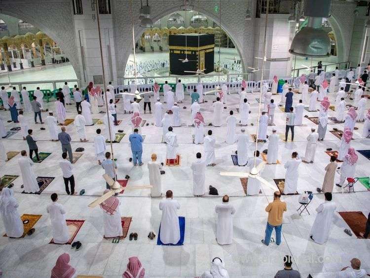 fajr-prayer-performed-in-grand-mosque-at-start-of-2nd-phase-of-umrah-resumption-saudi