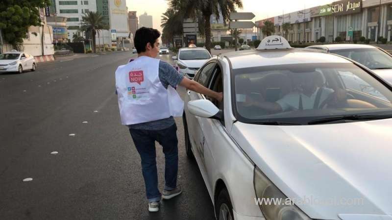volunteers-targeting-congested-roads-to-hand-out-free-meals-to-cars-stuck-in-traffic-saudi