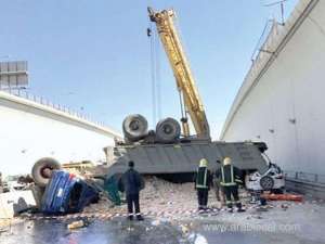 sandloaded-truck-falls-from-riyadh-bridge-into-tunnel_UAE