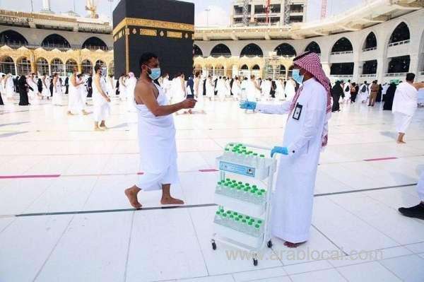 8-million-liters-of-zamzam-water-distributed-to-umrah-pilgrims-during-pandemic-saudi