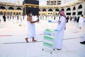 8-million-liters-of-zamzam-water-distributed-to-umrah-pilgrims-during-pandemic_UAE