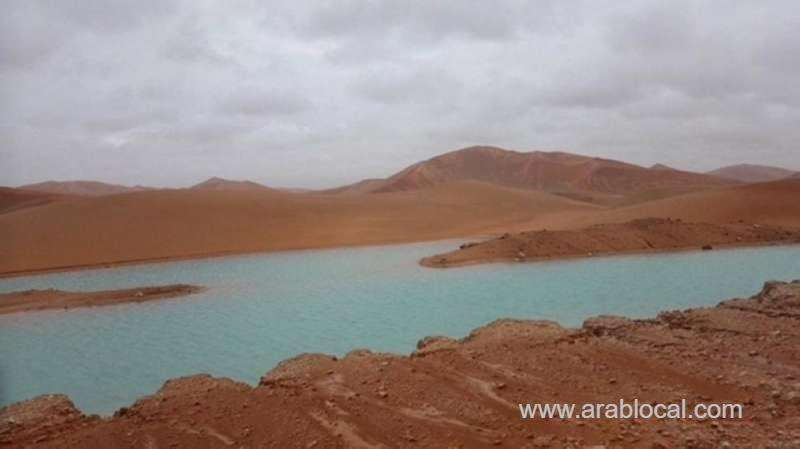 lakes-appear-in-empty-quarter-desert-saudi