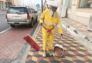 an-indian-street-cleaner-picking-up-litter-from-streets-of-abha-for-past-30-years_UAE