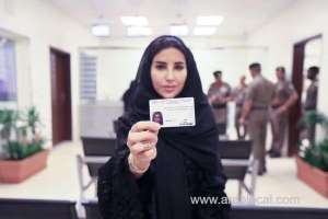 first-batch-of-saudi-women-receive-driving-licenses-_UAE