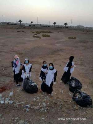 young-volunteers-team-up-to-clean-up-jeddah-districts_UAE