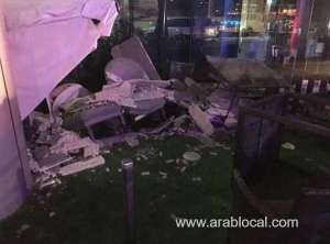 five-hurt-as-storefront-collapses-in-alkhobar_UAE