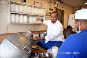 traditional-food-stalls-attract-people-of-jeddah-during-ramadan_UAE