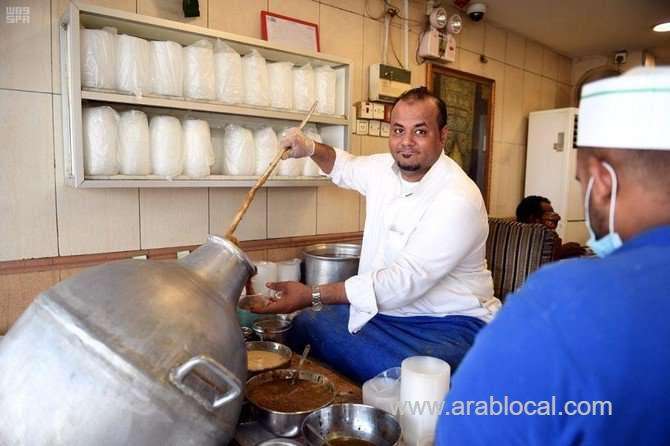 traditional-food-stalls-attract-people-of-jeddah-during-ramadan-saudi