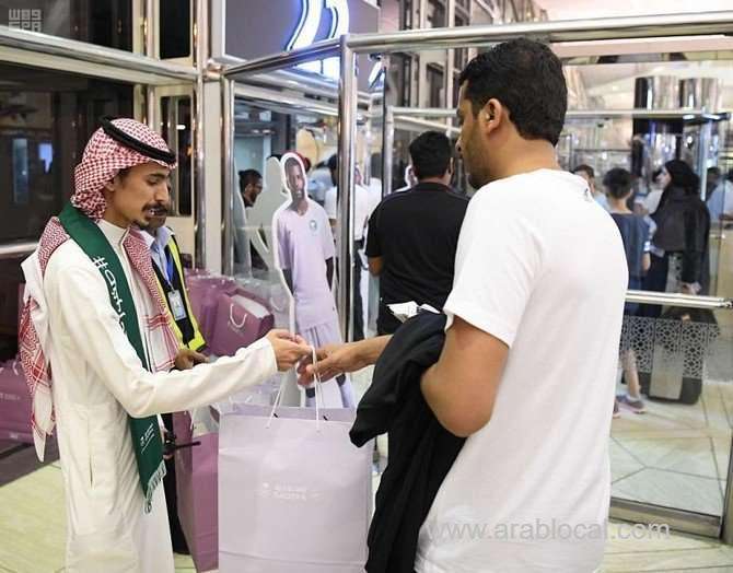 saudi-arabia-gives-football-fans-heading-to-russia-2018-gift-packs-as-they-board-saudi