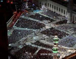 grand-mosque-witnesses-a-huge-influx-of-pilgrims-and-worshippers_UAE