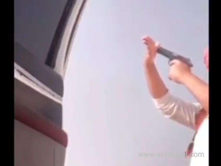 a-saudi-man-has-been-arrested-after-shooting-at-his-hand-saudi