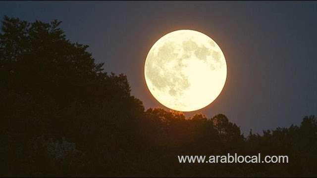 observe-the-nearest-giant-full-moon-of-the-year-2022-saudi