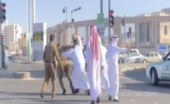 saudi-police-arrest-4-men-for-beating-up-two-security-officers-in-madinah-saudi