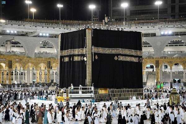 a-new-kiswa-is-installed-at-the-kaaba-saudi