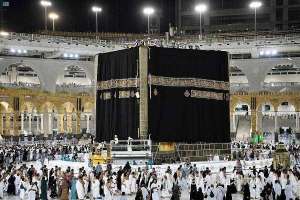 a-new-kiswa-is-installed-at-the-kaaba_UAE