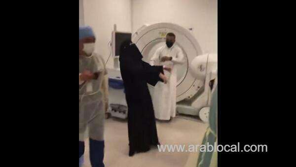 mother-faints-in-joy-when-she-sees-her-conjoined-twins-separated-saudi