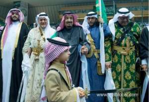 king-salman-performs-the-traditional-ardha-dance_UAE