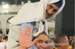a-video-of-a-pilgrim-carrying-a-mother-on-his-shoulders-during-umrah-goes-viral-on-social-media_UAE