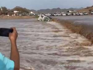 seven-saudis-trapped-in-cars-during-heavy-rains-rescued-fined-sr10000-each_UAE