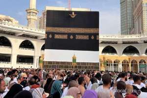massive-crowds-of-pilgrims-circle-kaaba-as-hajj-begins_UAE
