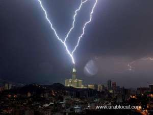 lightning-strikes-makkahs-famous-clock-tower_UAE