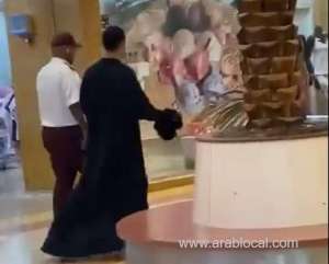 expat-arrested-for-wearing-womens-abaya-in-alkhobar-shopping-mall_UAE