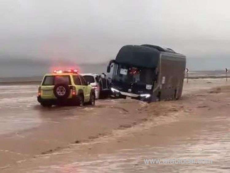 dramatic-rescue-civil-defence-saves-nine-female-students-from-floodstricken-bus-in-saudi-arabias-qassim-region-saudi