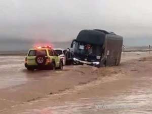 dramatic-rescue-civil-defence-saves-nine-female-students-from-floodstricken-bus-in-saudi-arabias-qassim-region_UAE