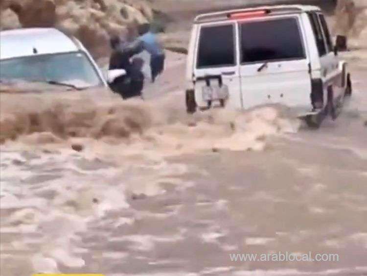 heroic-act-two-young-men-rescue-family-from-floodwaters-in-jazan-region-saudi-arabia-saudi