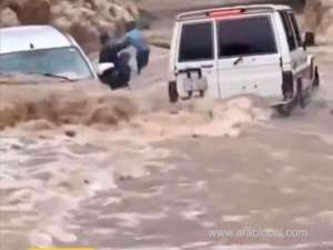 heroic-act-two-young-men-rescue-family-from-floodwaters-in-jazan-region-saudi-arabia_UAE