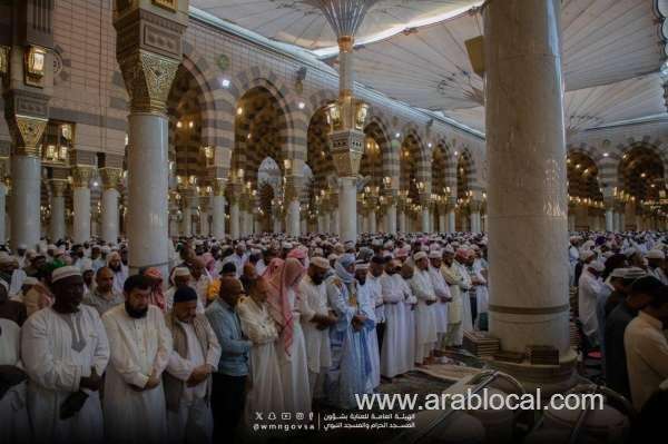 eid-alfitr-celebrations-thousands-gather-for-prayer-at-holy-mosques-saudi