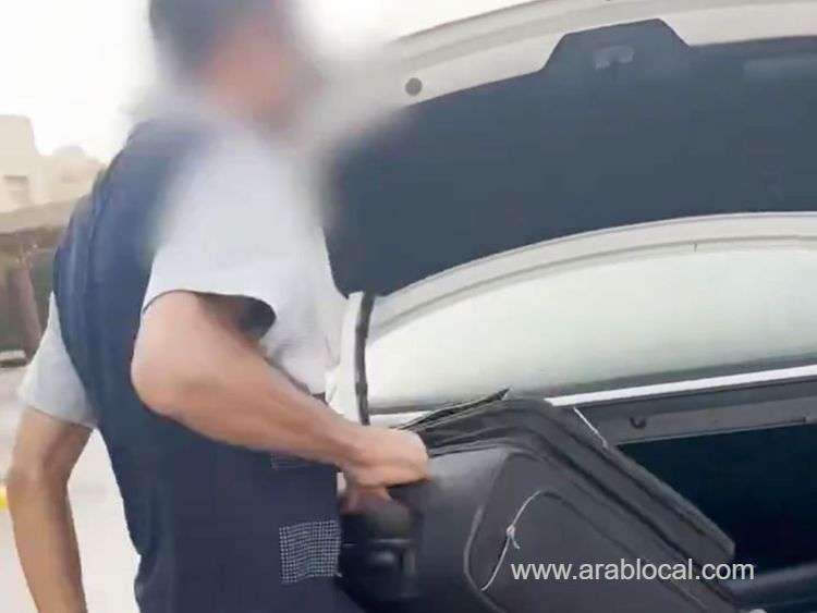 saudi-taxi-driver-ejects-passenger-over-smoking-dispute-saudi