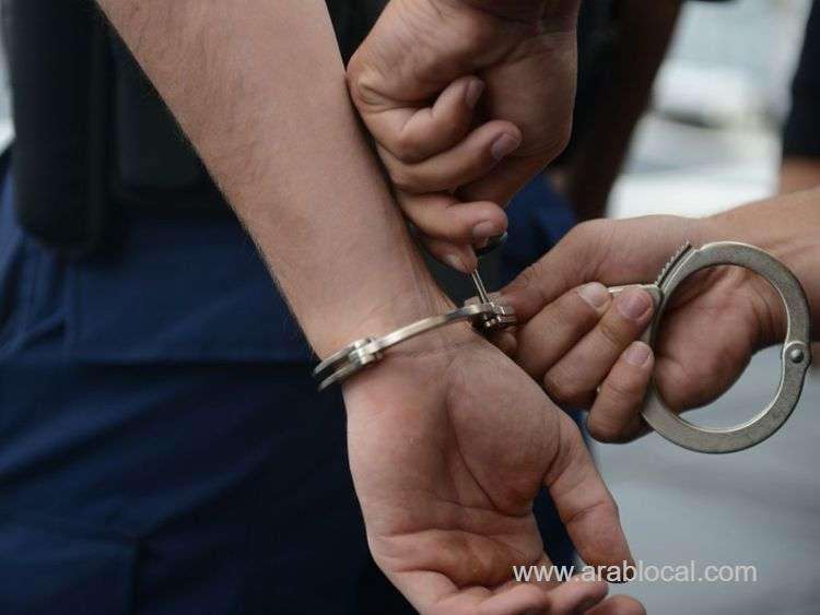 saudi-arabia-arrests-two-foreign-visitors-for-robbing-expat-at-knifepoint-saudi