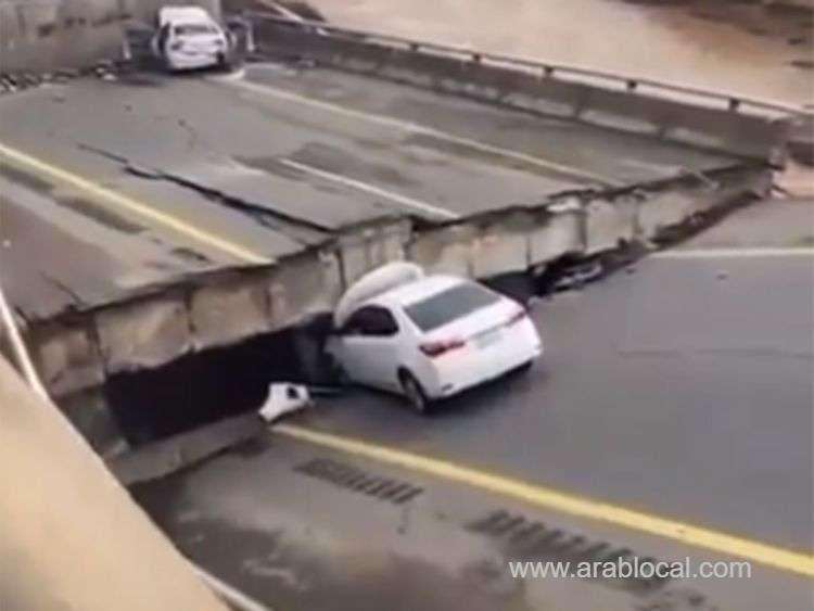 vehicles-swept-away-as-heavy-rain-causes-havoc-in-jazan-region-saudi-arabia-saudi