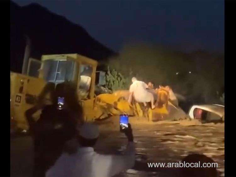 heroic-saudi-man-rescues-family-of-four-from-torrential-floods-in-medina-saudi
