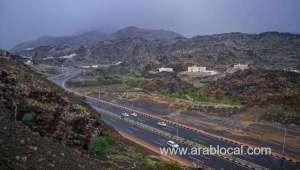 civil-defense-issues-alert-as-heavy-rain-flash-flood-risks-spread-across-saudi-arabia_UAE