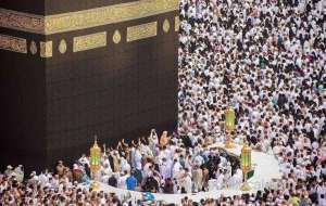 specific-visiting-hours-set-for-hijr-ismail-at-the-holy-kaaba-separate-times-for-men-and-women-worshipers_UAE