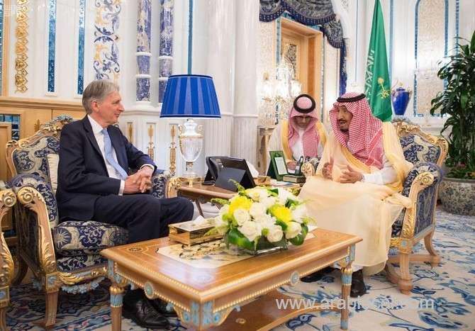 king-salman-receives-british-chancellor-philip-hammond-saudi