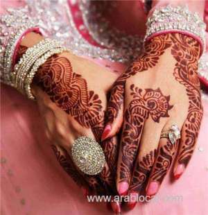 henna-art-a-big-hit-among-janadriyah-female-visitors,henna-art-is-an-ancient-tradition_saudi