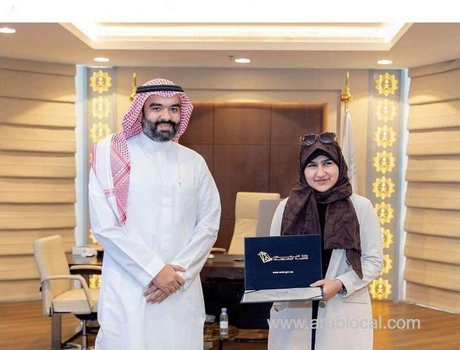 saudi-communications-minister-receives-youngest-saudi-female-journalist-saudi