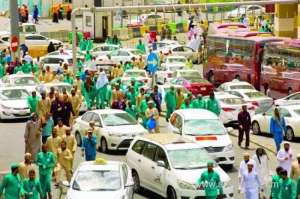 beautiful-spectacle-outside-the-grand-mosque-witnessed-by-visitors-and-residents_saudi