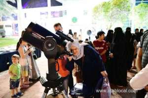 people-in-saudi-arabia-watched-the-blood-moon_saudi