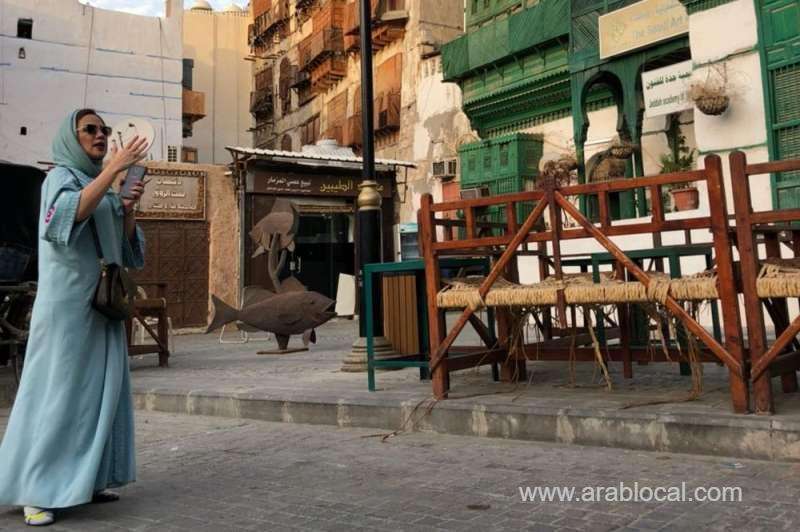 first-woman-to-receive-tour-guide-license-in-jeddah-saudi