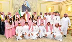 governor-of-northern-hail-region-meets-with-parents-and-students-as-new-school-year-opens_UAE