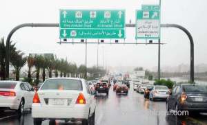 traffic-police-imposing-fines-on-those-who-use-cellphones-while-driving_UAE